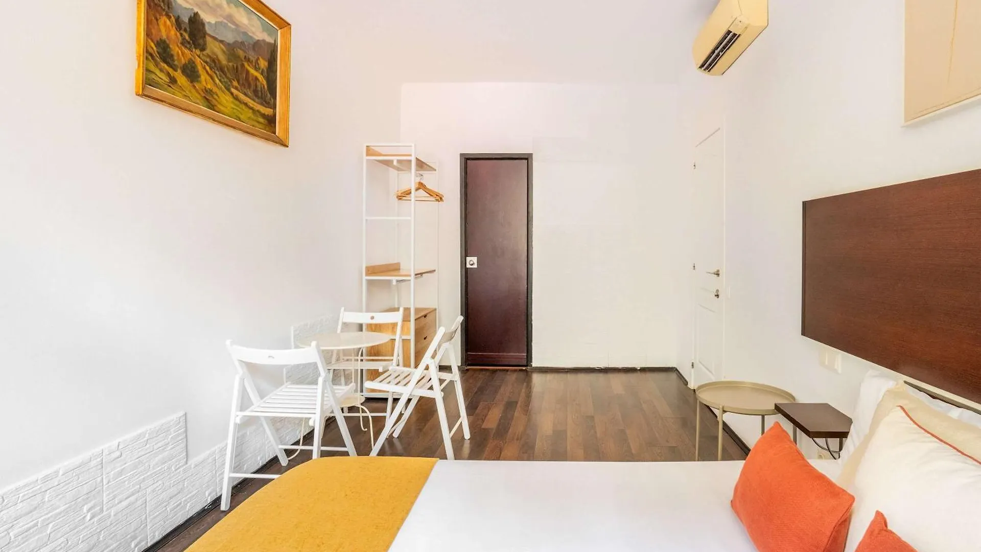 4- Bedroom Apartment In Gracia Village Barcelona