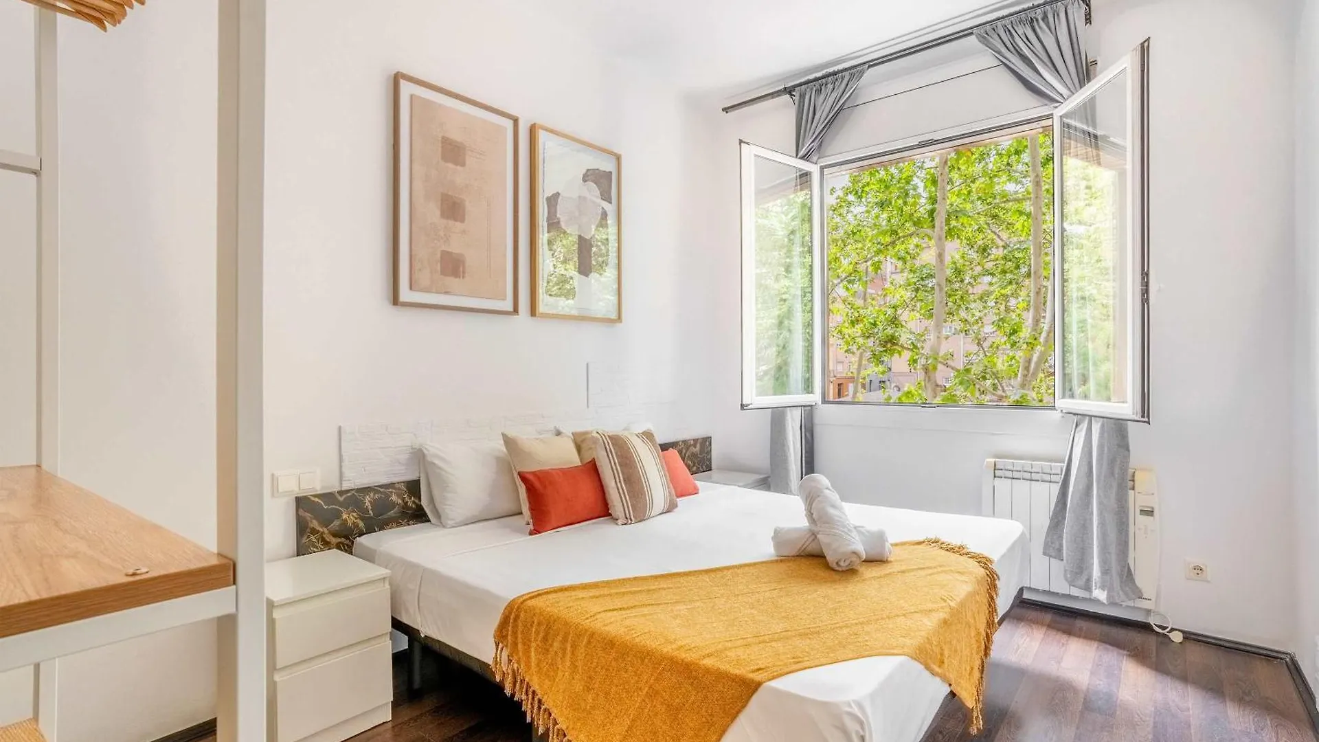4- Bedroom Apartment In Gracia Village Barcelona