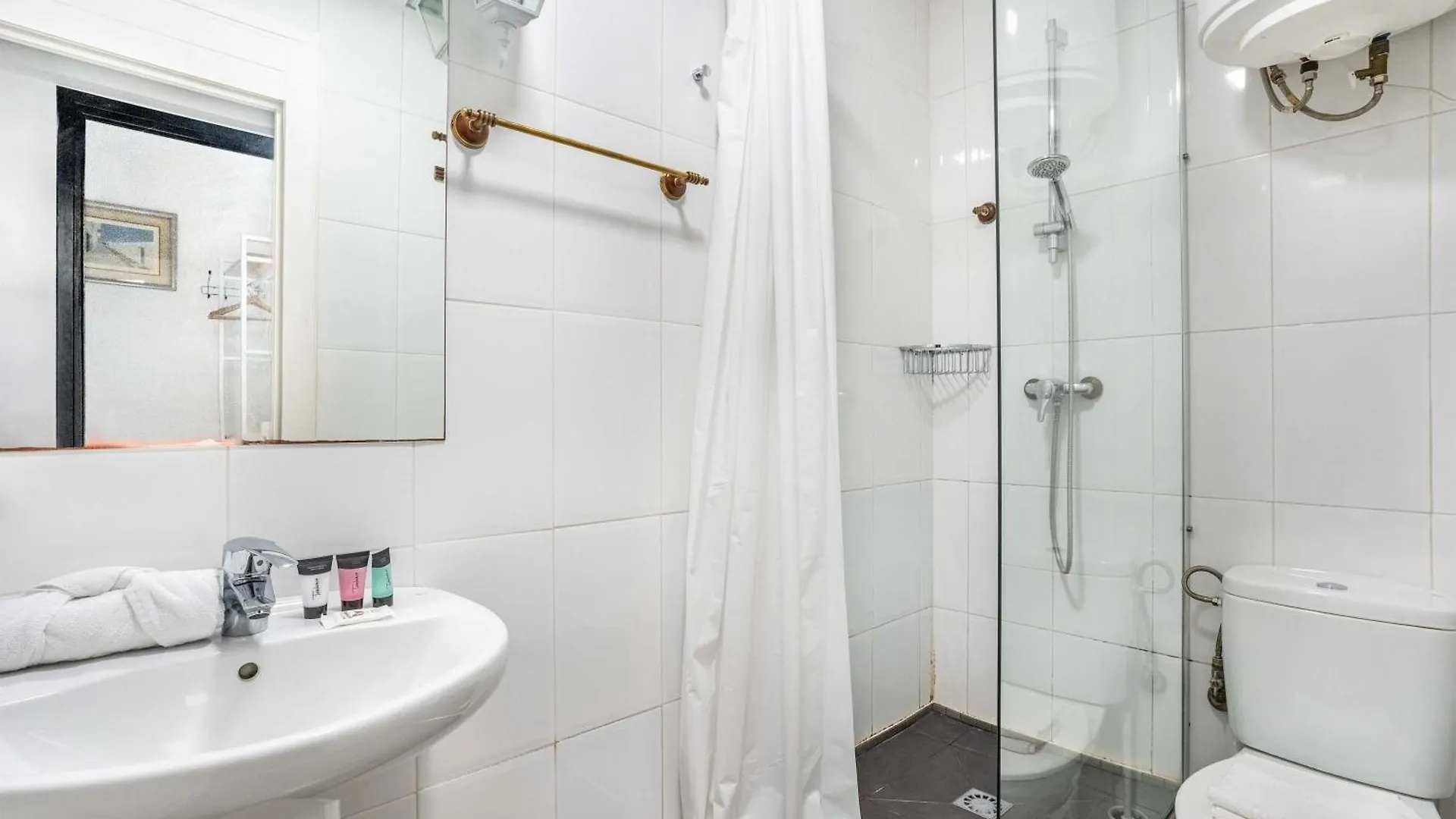 4- Bedroom Apartment In Gracia Village Barcelona